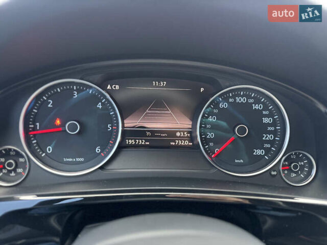 Сірий Фольксваген Туарег, об'ємом двигуна 3 л та пробігом 190 тис. км за 23800 $, фото 53 на Automoto.ua