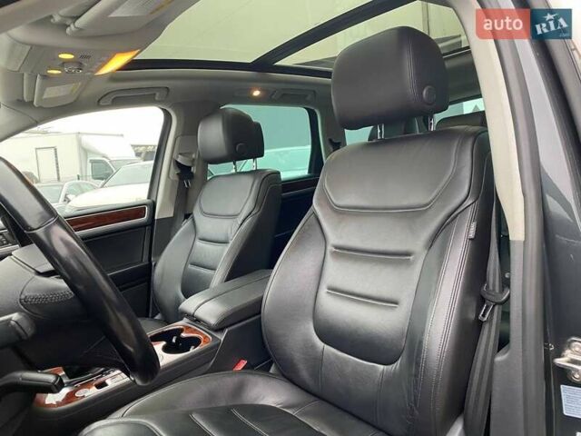 Сірий Фольксваген Туарег, об'ємом двигуна 2.97 л та пробігом 157 тис. км за 24300 $, фото 23 на Automoto.ua