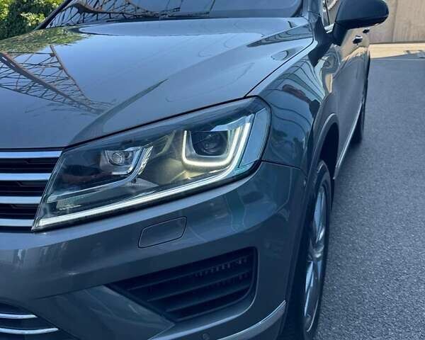 Сірий Фольксваген Туарег, об'ємом двигуна 3 л та пробігом 288 тис. км за 23100 $, фото 12 на Automoto.ua