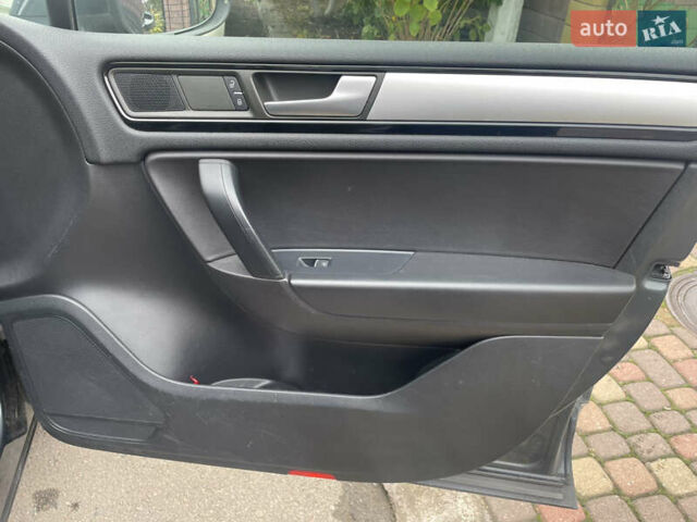 Серый Фольксваген Туарег, объемом двигателя 3 л и пробегом 278 тыс. км за 17500 $, фото 26 на Automoto.ua