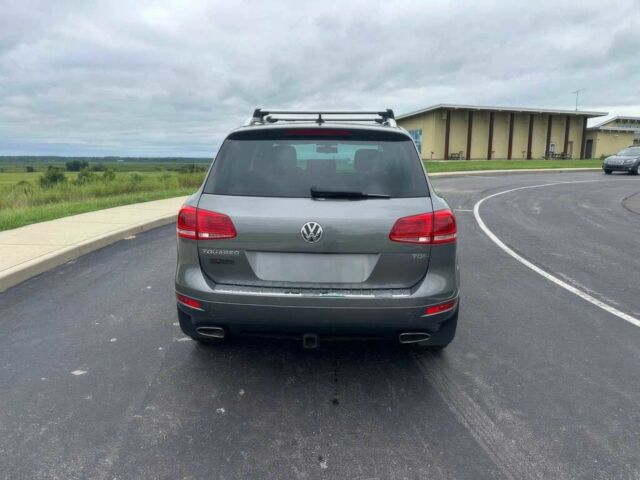 Серый Фольксваген Туарег, объемом двигателя 3 л и пробегом 87 тыс. км за 8900 $, фото 4 на Automoto.ua