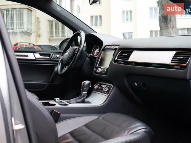 Серый Фольксваген Туарег, объемом двигателя 2.97 л и пробегом 142 тыс. км за 25500 $, фото 20 на Automoto.ua