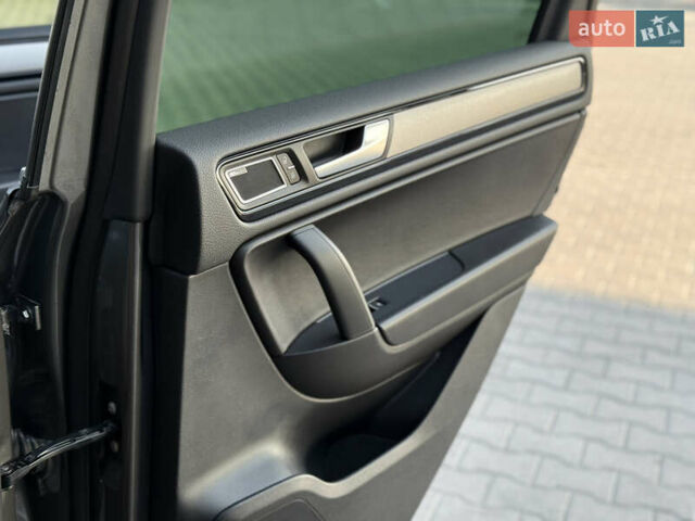 Сірий Фольксваген Туарег, об'ємом двигуна 2.97 л та пробігом 280 тис. км за 23000 $, фото 28 на Automoto.ua