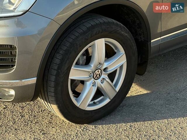 Серый Фольксваген Туарег, объемом двигателя 2.97 л и пробегом 274 тыс. км за 20500 $, фото 7 на Automoto.ua