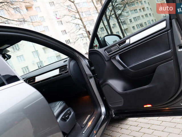 Серый Фольксваген Туарег, объемом двигателя 2.97 л и пробегом 142 тыс. км за 25500 $, фото 22 на Automoto.ua