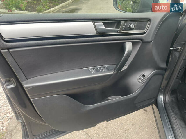 Серый Фольксваген Туарег, объемом двигателя 3 л и пробегом 278 тыс. км за 17500 $, фото 16 на Automoto.ua