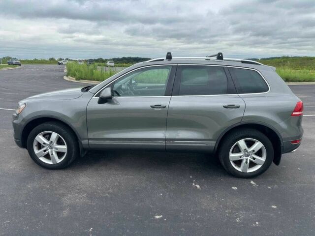 Серый Фольксваген Туарег, объемом двигателя 3 л и пробегом 88 тыс. км за 6000 $, фото 3 на Automoto.ua