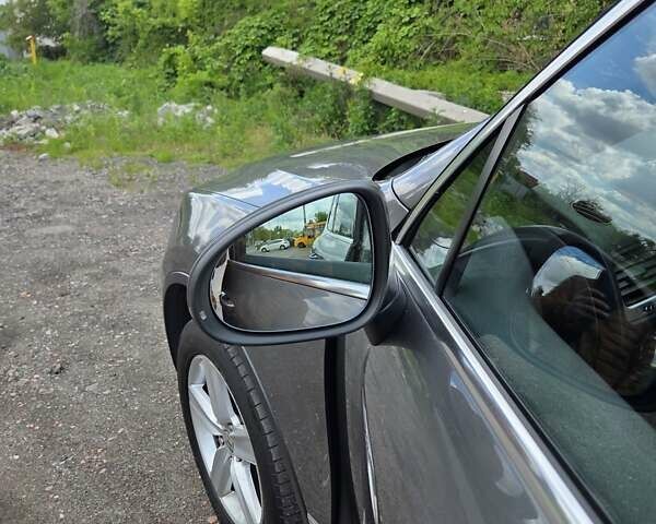 Серый Фольксваген Туарег, объемом двигателя 2.97 л и пробегом 292 тыс. км за 23000 $, фото 23 на Automoto.ua