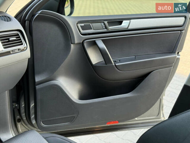 Сірий Фольксваген Туарег, об'ємом двигуна 2.97 л та пробігом 280 тис. км за 23000 $, фото 29 на Automoto.ua