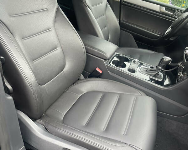 Серый Фольксваген Туарег, объемом двигателя 3 л и пробегом 278 тыс. км за 17500 $, фото 28 на Automoto.ua