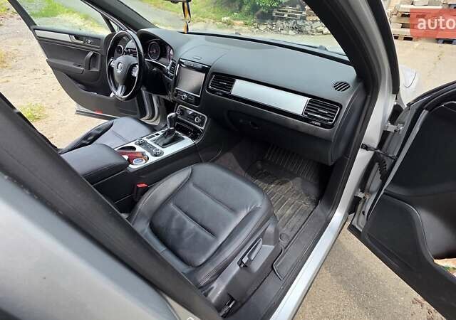 Серый Фольксваген Туарег, объемом двигателя 3 л и пробегом 275 тыс. км за 20500 $, фото 14 на Automoto.ua