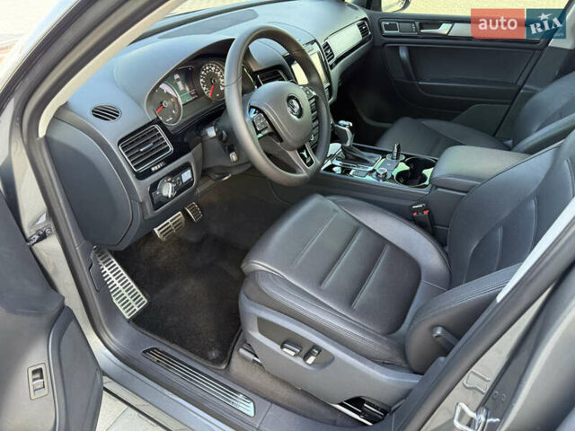 Сірий Фольксваген Туарег, об'ємом двигуна 2.97 л та пробігом 280 тис. км за 23000 $, фото 18 на Automoto.ua