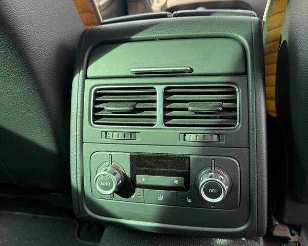 Сірий Фольксваген Туарег, об'ємом двигуна 2.97 л та пробігом 282 тис. км за 21300 $, фото 12 на Automoto.ua