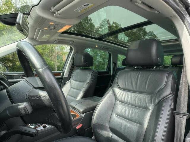 Серый Фольксваген Туарег, объемом двигателя 3.6 л и пробегом 83 тыс. км за 10000 $, фото 9 на Automoto.ua