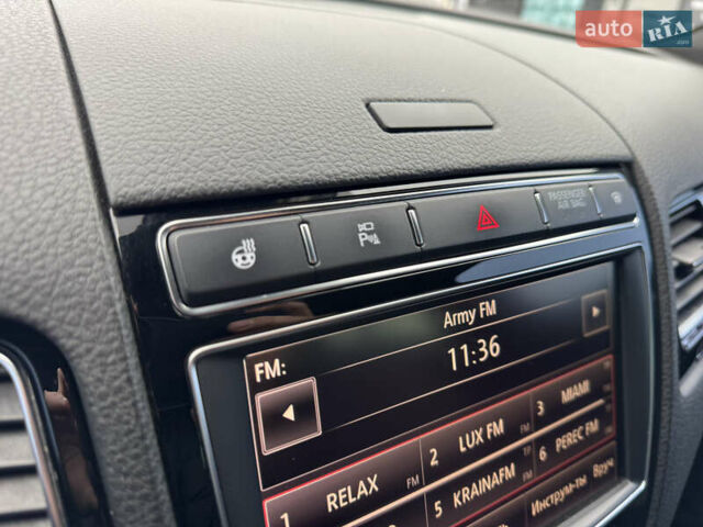 Сірий Фольксваген Туарег, об'ємом двигуна 3 л та пробігом 190 тис. км за 23800 $, фото 57 на Automoto.ua