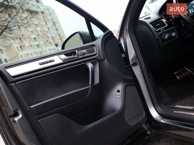 Серый Фольксваген Туарег, объемом двигателя 2.97 л и пробегом 142 тыс. км за 25500 $, фото 29 на Automoto.ua