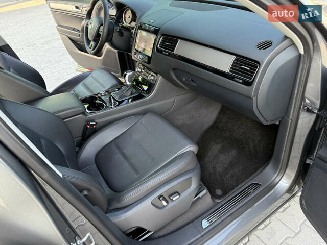 Сірий Фольксваген Туарег, об'ємом двигуна 2.97 л та пробігом 280 тис. км за 23000 $, фото 36 на Automoto.ua