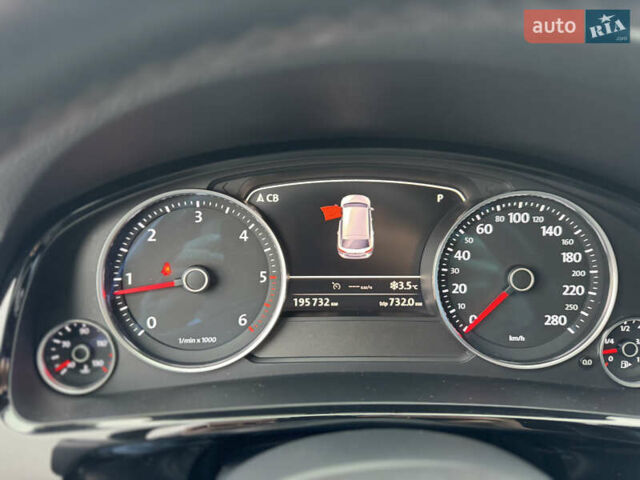 Сірий Фольксваген Туарег, об'ємом двигуна 3 л та пробігом 190 тис. км за 23800 $, фото 59 на Automoto.ua