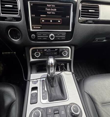 Серый Фольксваген Туарег, объемом двигателя 3 л и пробегом 275 тыс. км за 20500 $, фото 9 на Automoto.ua