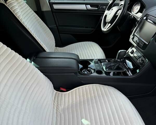 Сірий Фольксваген Туарег, об'ємом двигуна 2.97 л та пробігом 282 тис. км за 21300 $, фото 27 на Automoto.ua