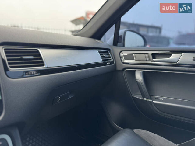 Сірий Фольксваген Туарег, об'ємом двигуна 3 л та пробігом 190 тис. км за 23800 $, фото 49 на Automoto.ua