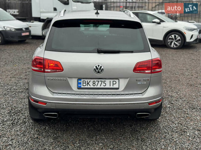 Сірий Фольксваген Туарег, об'ємом двигуна 3 л та пробігом 190 тис. км за 23800 $, фото 21 на Automoto.ua