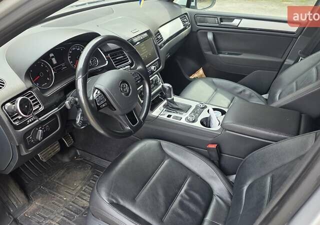 Серый Фольксваген Туарег, объемом двигателя 3 л и пробегом 275 тыс. км за 20500 $, фото 6 на Automoto.ua