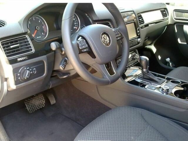 Серый Фольксваген Туарег, объемом двигателя 3 л и пробегом 80 тыс. км за 29264 $, фото 2 на Automoto.ua