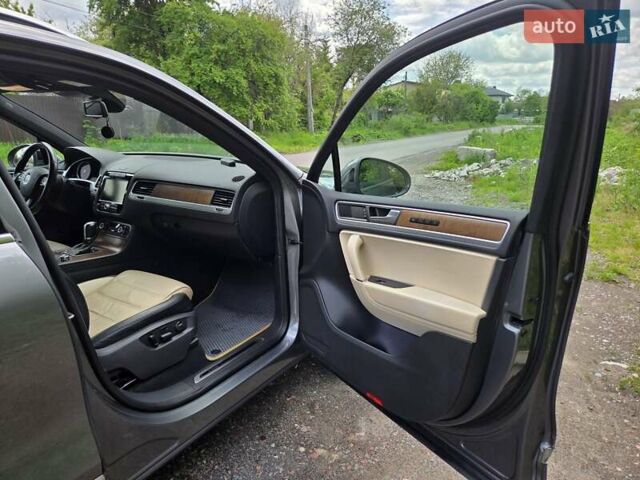 Серый Фольксваген Туарег, объемом двигателя 2.97 л и пробегом 292 тыс. км за 23000 $, фото 20 на Automoto.ua