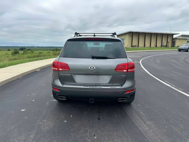 Сірий Фольксваген Туарег, об'ємом двигуна 3 л та пробігом 82 тис. км за 3900 $, фото 4 на Automoto.ua