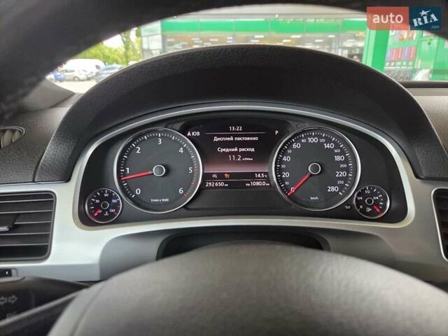 Серый Фольксваген Туарег, объемом двигателя 2.97 л и пробегом 292 тыс. км за 23000 $, фото 29 на Automoto.ua