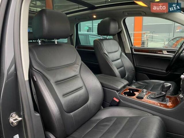 Сірий Фольксваген Туарег, об'ємом двигуна 2.97 л та пробігом 157 тис. км за 24300 $, фото 30 на Automoto.ua