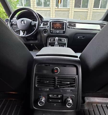 Серый Фольксваген Туарег, объемом двигателя 3 л и пробегом 275 тыс. км за 20500 $, фото 8 на Automoto.ua