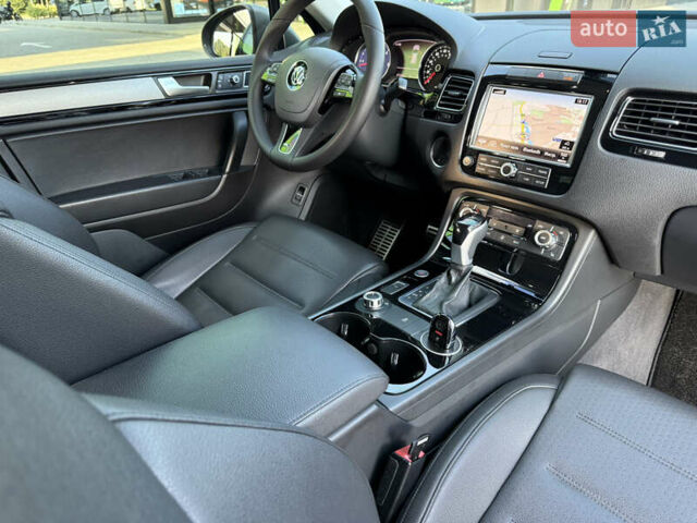 Сірий Фольксваген Туарег, об'ємом двигуна 2.97 л та пробігом 280 тис. км за 23000 $, фото 6 на Automoto.ua