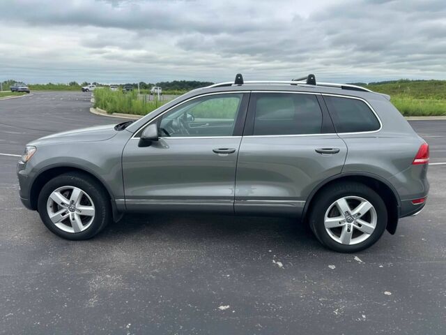 Сірий Фольксваген Туарег, об'ємом двигуна 3 л та пробігом 82 тис. км за 3900 $, фото 2 на Automoto.ua