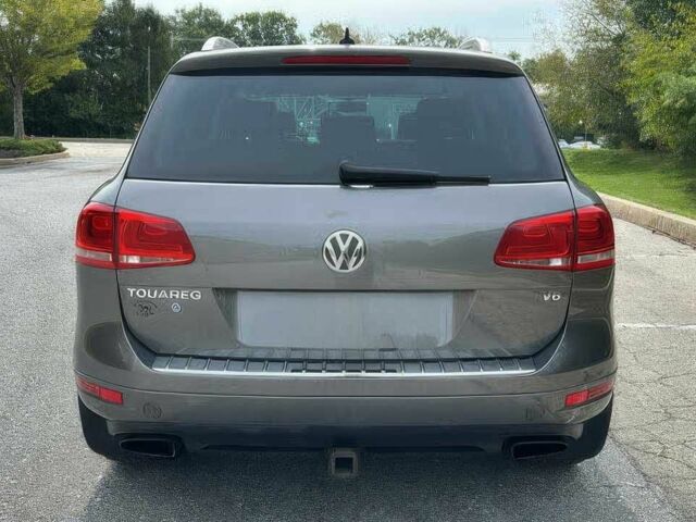 Серый Фольксваген Туарег, объемом двигателя 3.6 л и пробегом 83 тыс. км за 10000 $, фото 5 на Automoto.ua