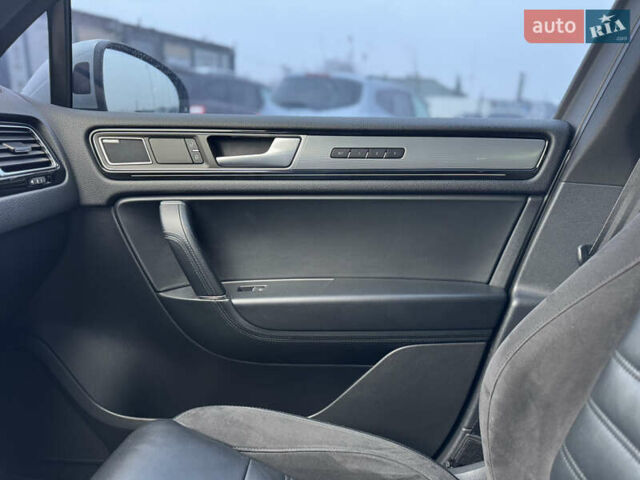 Сірий Фольксваген Туарег, об'ємом двигуна 3 л та пробігом 190 тис. км за 23800 $, фото 50 на Automoto.ua