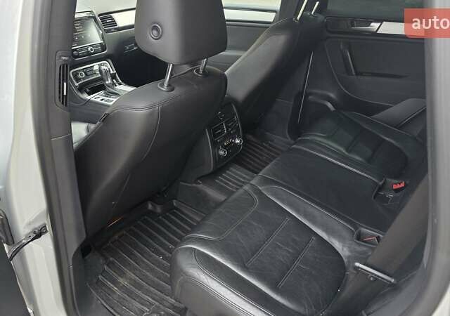 Серый Фольксваген Туарег, объемом двигателя 3 л и пробегом 275 тыс. км за 20500 $, фото 7 на Automoto.ua