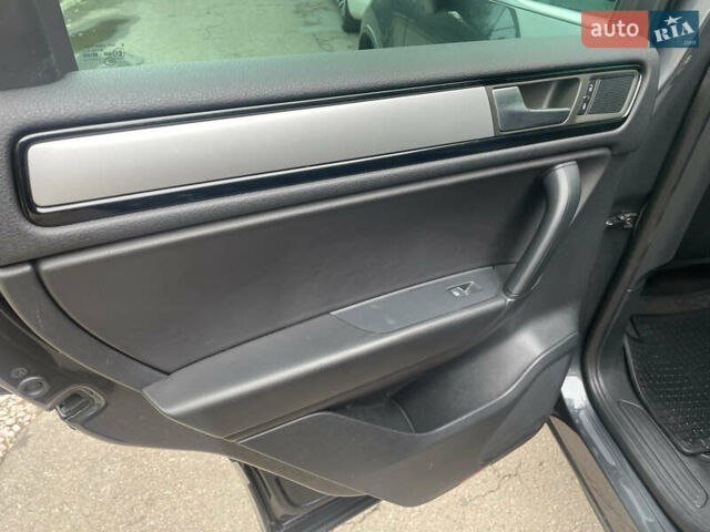 Серый Фольксваген Туарег, объемом двигателя 3 л и пробегом 278 тыс. км за 17500 $, фото 20 на Automoto.ua