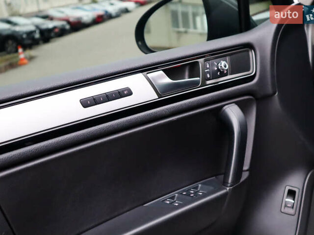 Серый Фольксваген Туарег, объемом двигателя 2.97 л и пробегом 142 тыс. км за 25500 $, фото 30 на Automoto.ua