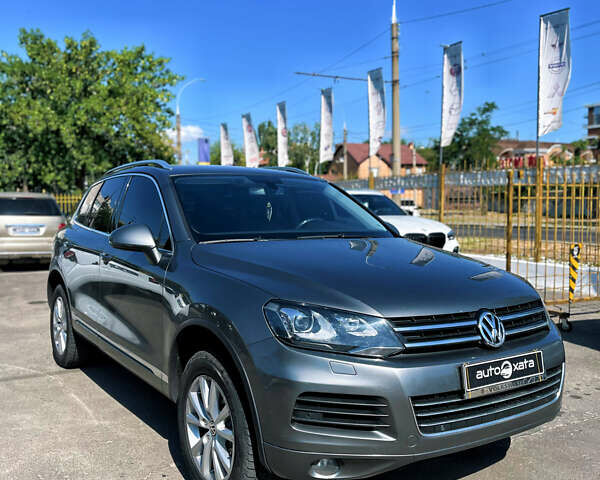 Сірий Фольксваген Туарег, об'ємом двигуна 3 л та пробігом 225 тис. км за 18500 $, фото 2 на Automoto.ua