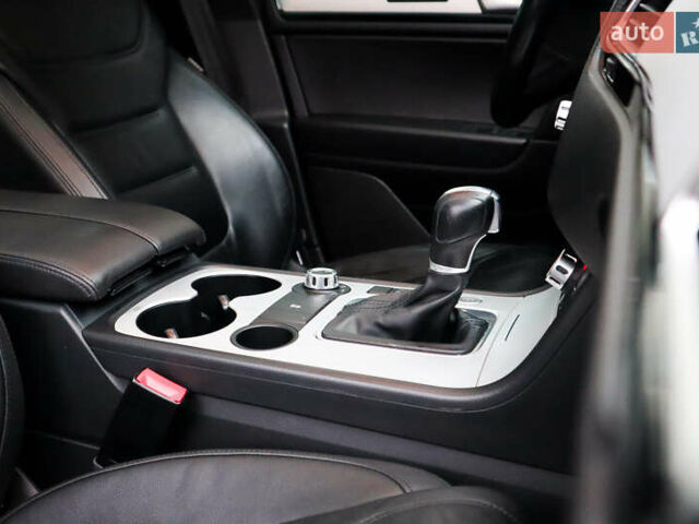 Серый Фольксваген Туарег, объемом двигателя 2.97 л и пробегом 142 тыс. км за 25500 $, фото 48 на Automoto.ua