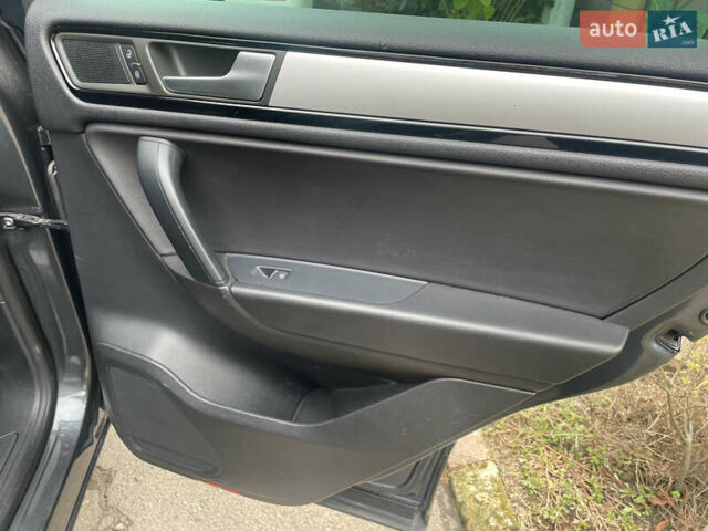 Серый Фольксваген Туарег, объемом двигателя 3 л и пробегом 278 тыс. км за 17500 $, фото 23 на Automoto.ua