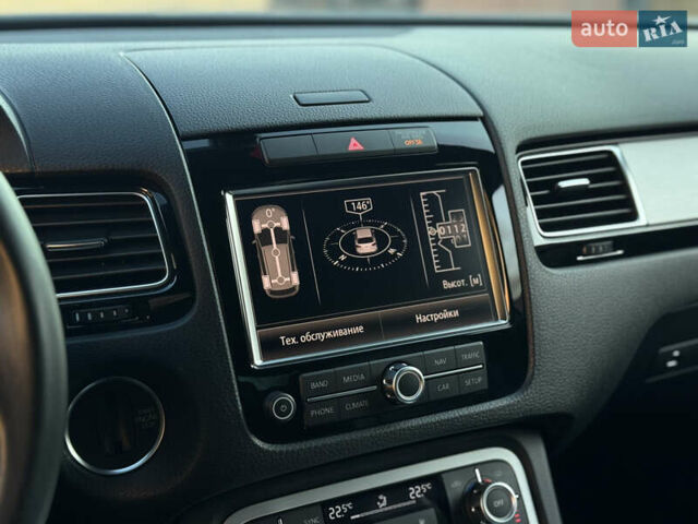 Серый Фольксваген Туарег, объемом двигателя 3 л и пробегом 250 тыс. км за 20500 $, фото 53 на Automoto.ua