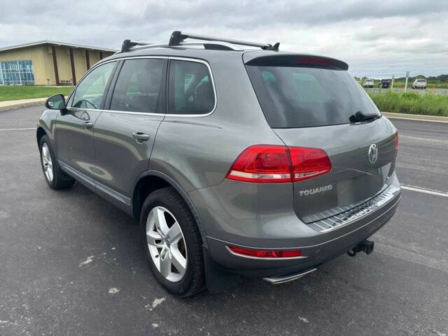 Серый Фольксваген Туарег, объемом двигателя 3 л и пробегом 81 тыс. км за 12700 $, фото 4 на Automoto.ua