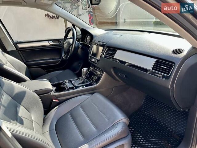 Серый Фольксваген Туарег, объемом двигателя 3 л и пробегом 228 тыс. км за 19999 $, фото 25 на Automoto.ua