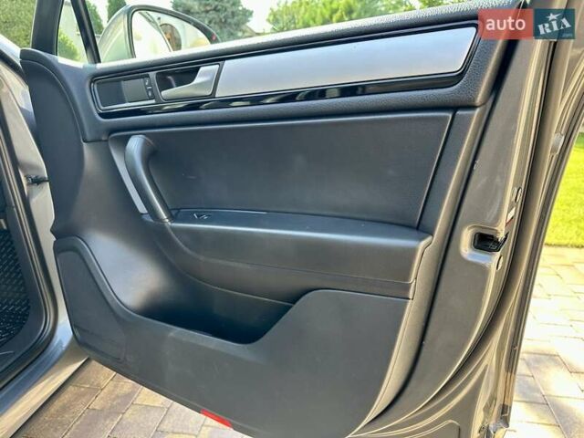 Серый Фольксваген Туарег, объемом двигателя 3 л и пробегом 228 тыс. км за 19999 $, фото 26 на Automoto.ua