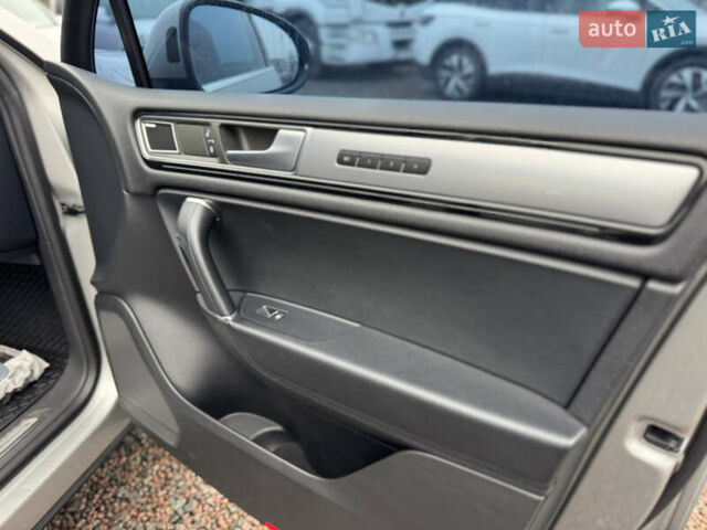 Сірий Фольксваген Туарег, об'ємом двигуна 3 л та пробігом 190 тис. км за 23800 $, фото 40 на Automoto.ua