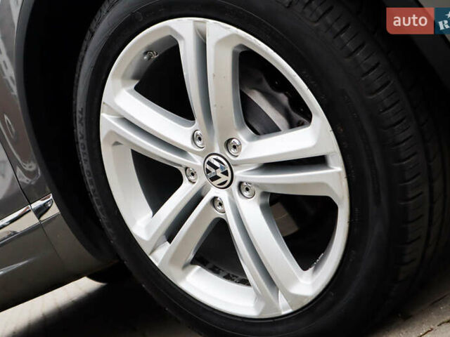 Серый Фольксваген Туарег, объемом двигателя 2.97 л и пробегом 142 тыс. км за 25500 $, фото 19 на Automoto.ua