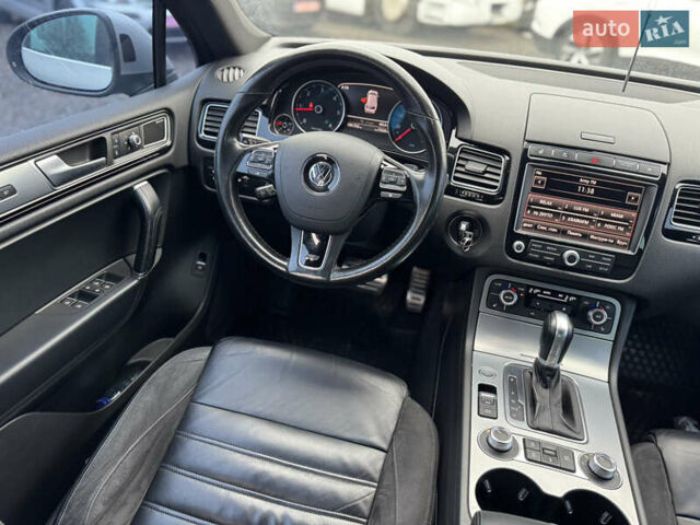Сірий Фольксваген Туарег, об'ємом двигуна 3 л та пробігом 190 тис. км за 23800 $, фото 36 на Automoto.ua